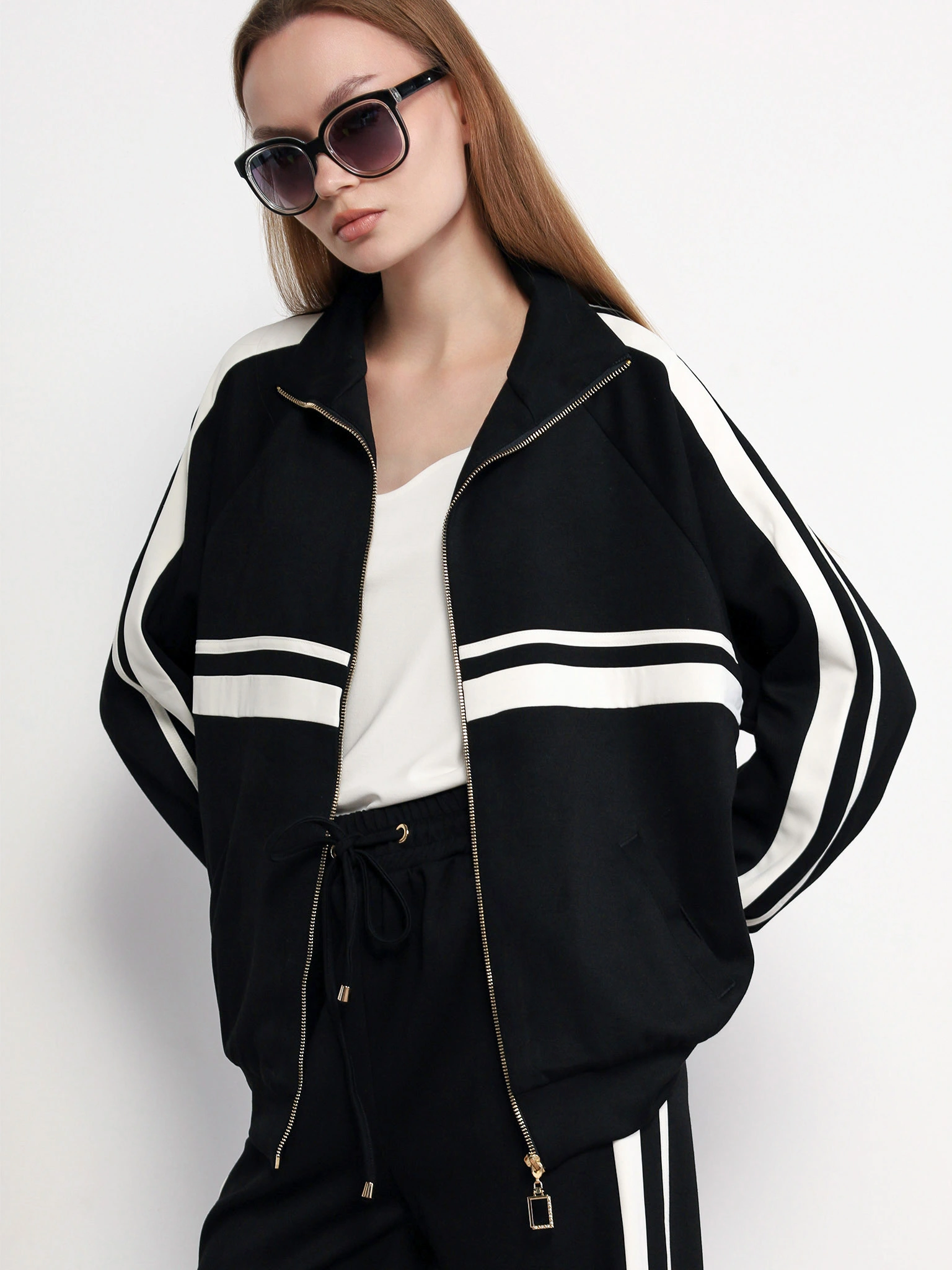 Куртка трикотажная черного цвета прямого кроя